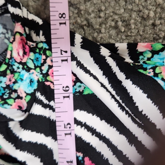 Xl polyester zebra floral blouse - Picture 4 of 4